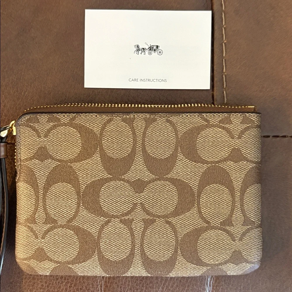 Coach Signature Brown‎ Wristlet